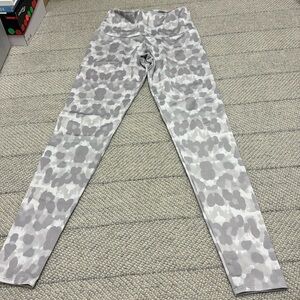 Onzie yoga leggings Women’s XS White and Grey animal print